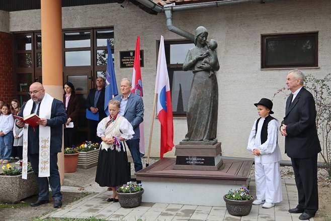 ​CIRKOVLJAN: Blagoslovljen kip „Moja majka“